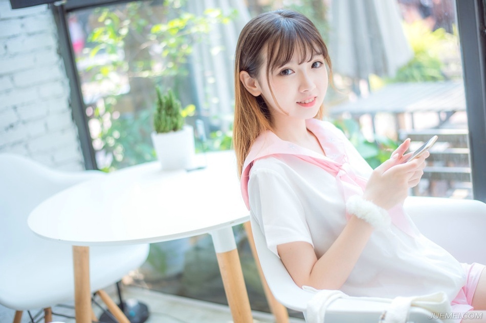 “让他进来吧。”邓贤看了刘璝一眼，点头道。
